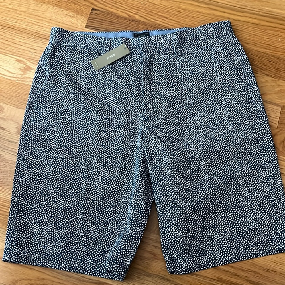 [32] J. Crew Club  men’s chino shorts